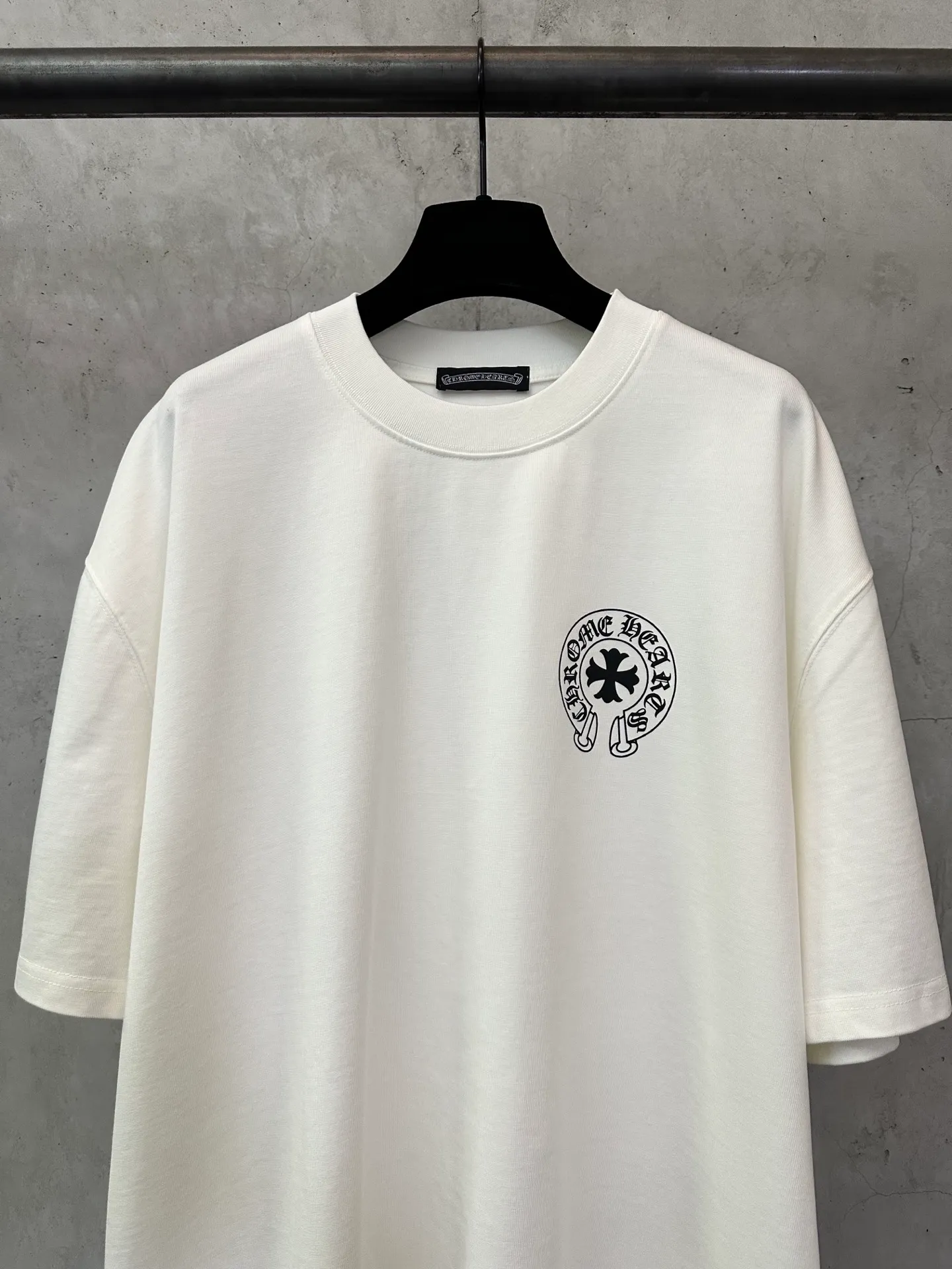 P270 Chrome Hearts 25ss classic Sanskrit gray letter round neck short-sleeved T-shirt. Fabric is high-definition and super heavy. Cotton double yarn compact Xinjiang cotton. Weight 400g. Paired with 2*2 Salona rib. 420g. Clean cloth. Clear texture. Tight feel. Stiff. High color fastness. No deformation. No discoloration. Customized hardware. Thread. Accessories. Alignment. Same style for men and women. -Color: Black White Gray -Size: XS S M L XL